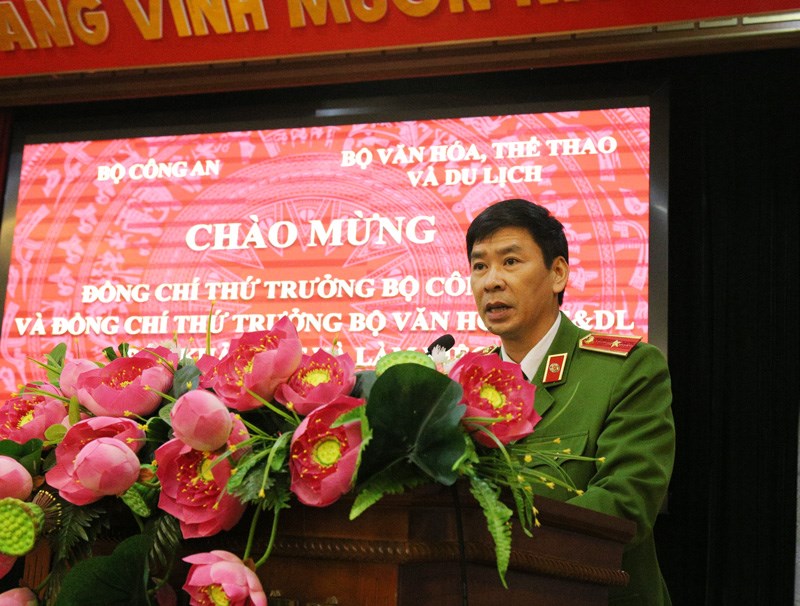 Thiếu tướng, GS.TS Trần Minh Hưởng, Giám đốc Học viện báo cáo tóm tắt Dự thảo thành lập Đoàn Nghệ thuật Trống hội Quốc gia