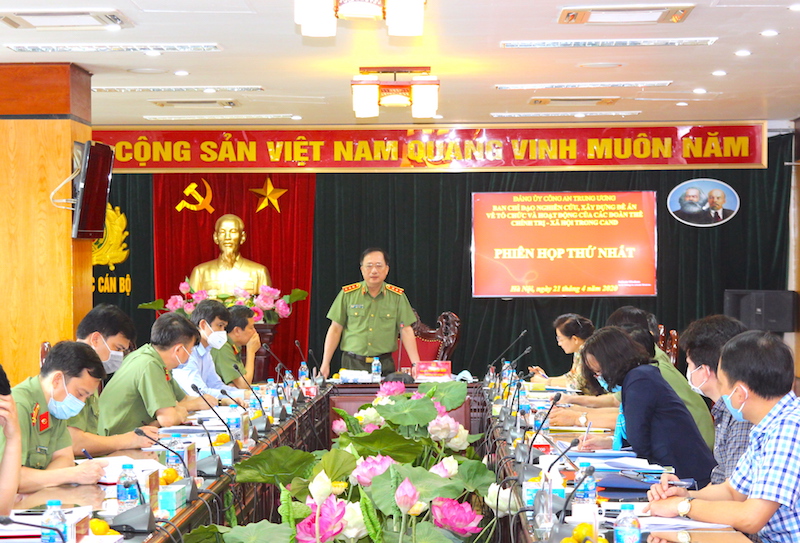 Thứ trưởng Nguyễn Văn Thành phát biểu tại phiên họp.