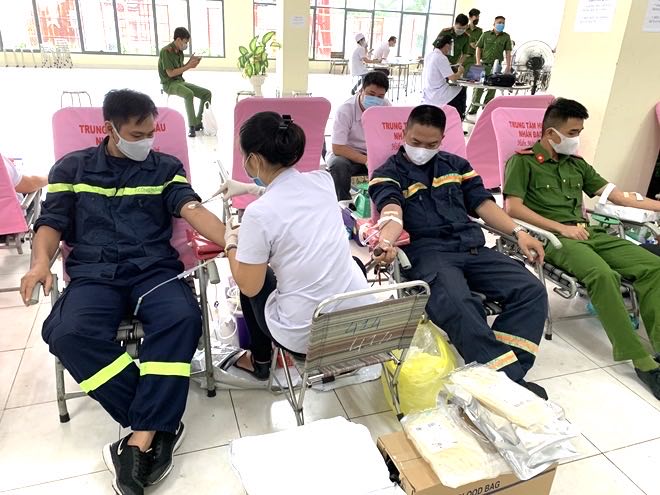 Công an TP Hồ Chí Minh đã tổ chức hiến máu lần thứ 2, trong đó ở lần thứ nhất đã thu về gần 1.100 đơn vị máu.