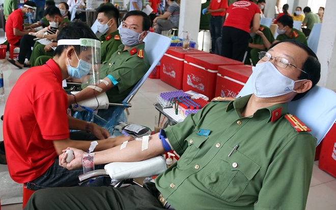 CBCS Công an tỉnh An Giang hiến máu tình nguyện; đây là lần thứ 3 đơn vị đã tổ chức hiến máu kể từ khi phong trào được phát động đầu tháng 4/2020.