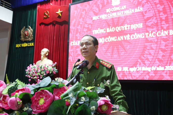 Đại tá Trần Quang Huyên phát biểu nhận nhiệm vụ