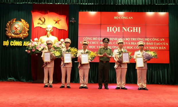 Thứ trưởng Nguyễn Văn Thành trao Quyết định cho các đồng chí được điều động, bổ nhiệm Phó Giám đốc, Phó Hiệu trưởng các Học viện, trường Đại học CAND.