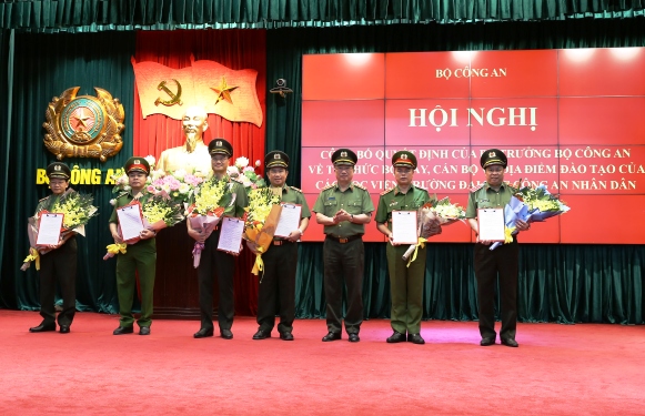 Thượng tướng, PGS.TS Nguyễn Văn Thành, Thứ trưởng Bộ Công an trao Quyết định và tặng hoa các Học viện, trường Đại học CAND.