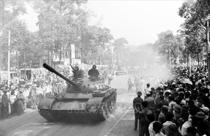 Trong ảnh: Xe tăng diễu hành trên đường phố Sài Gòn tại lễ mittinh mừng Ủy ban Quân quản thành phố ra mắt, ngày 7/5/1975. Ảnh: Đinh Quang Thành – TTXVN