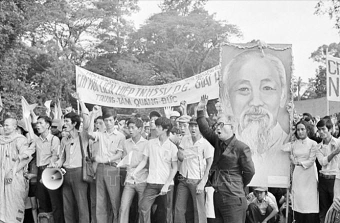 Trong ảnh: Học sinh, sinh viên Sài Gòn tham gia mít tinh mừng Ủy ban Quân quản thành phố ra mắt, ngày 7/5/1975. Ảnh: TTXVN