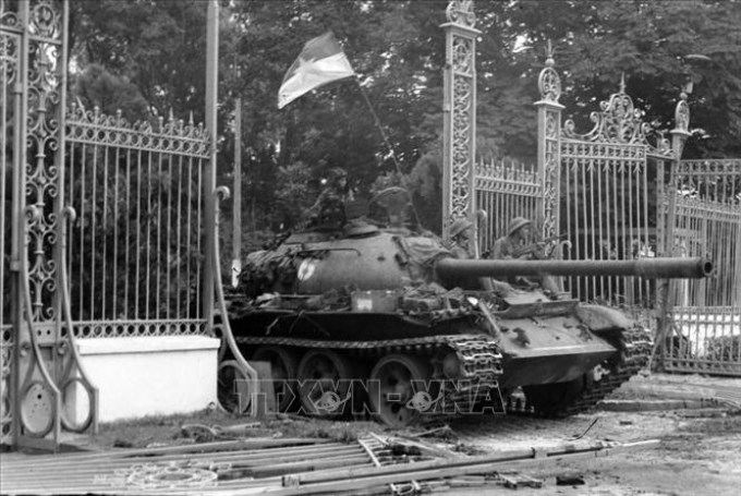 Trong ảnh: Xe tăng của Lữ đoàn tăng – thiết giáp 203, Sư đoàn 304, Quân đoàn 2 tiến vào Dinh Độc Lập, trưa 30/4/1975. Ảnh: Trần Mai Hưởng - TTXVN
