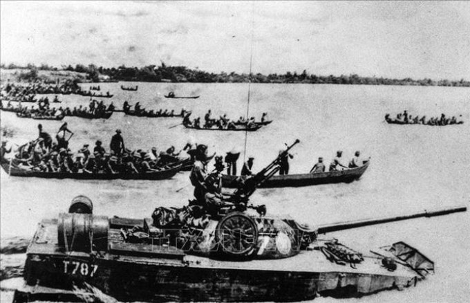 Trong ảnh: Xe tăng và bộ binh Quân đoàn 2 vượt sông tiến về Sài Gòn. Ảnh: Tư liệu/TTXVN phát