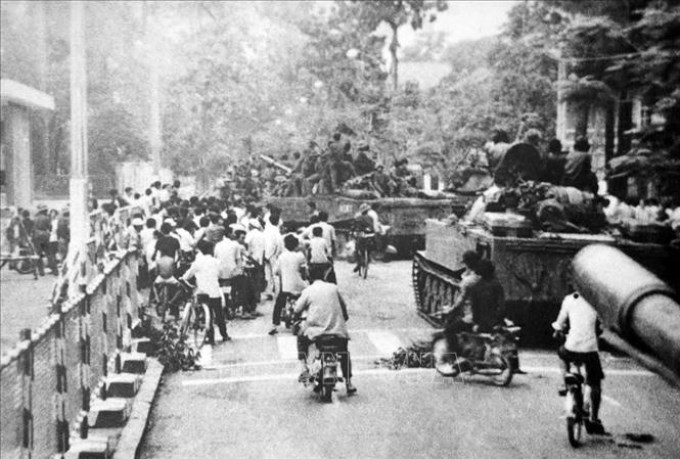 Trong ảnh: Quân giải phóng đánh chiếm cầu Thị Nghè, sáng 30/4/1975. Ảnh: Tư liệu/TTXVN phát