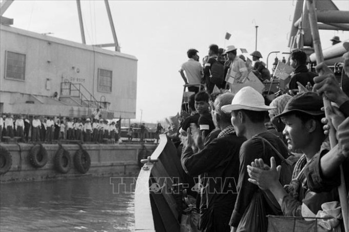 Trong ảnh: Nhân dân thành phố Vũng Tàu và bộ đội hải quân đón mừng các chiến sỹ từ Côn Đảo chiến thắng trở về. Ảnh: Đinh Quang Khanh – TTXVN