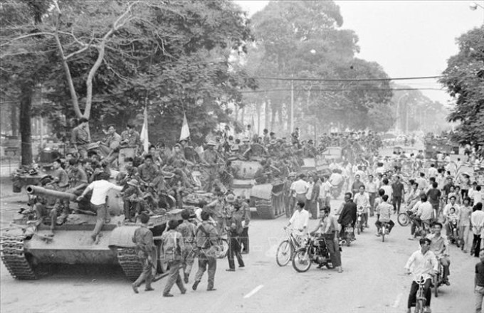 Trong ảnh: Nhân dân Sài Gòn ra đường đón chào quân Giải phóng, ngày 30/4/1975. Ảnh: Lâm Hồng Long – TTXVN