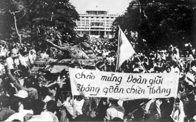 Trong ảnh: Nhân dân Sài Gòn đổ ra đường đón chào quân giải phóng chiếm phủ Tổng thống ngụy, trưa 30/4/1975. Ảnh: Tư liệu/TTXVN phát