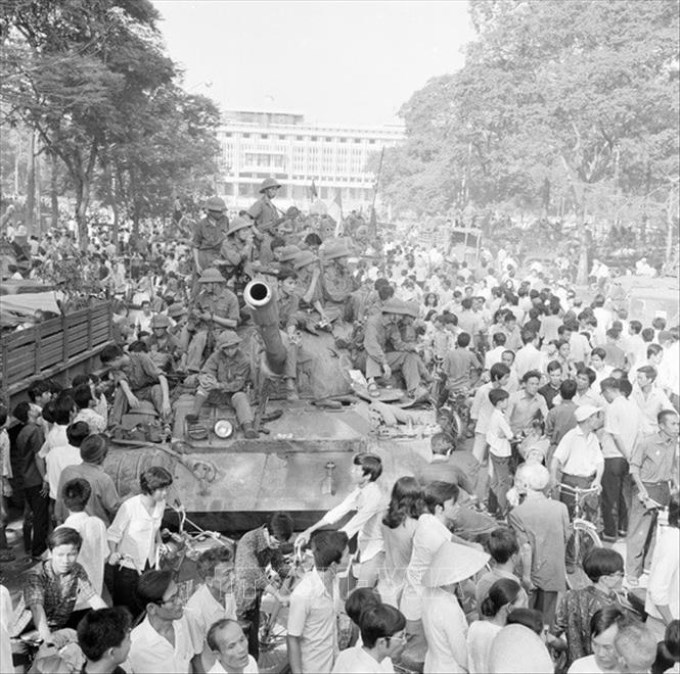 Trong ảnh: Nhân dân Sài Gòn đổ ra đường đón chào quân giải phóng chiếm phủ Tổng thống ngụy, trưa 30/4/1975. Ảnh: Lâm Hồng – TTXVN