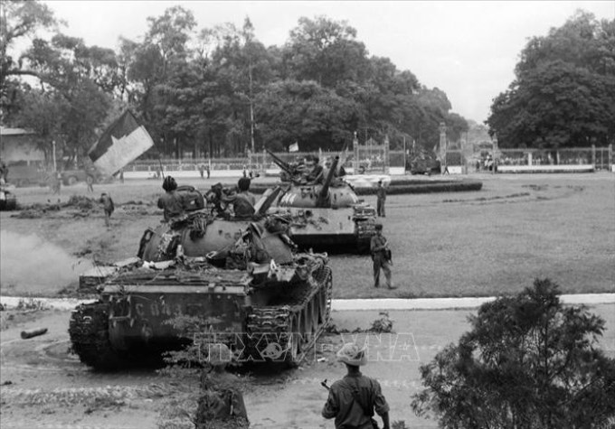 Trong ảnh: Xe tăng quân giải phóng chiếm phủ Tổng thống ngụy, trưa 30/4/1975. Ảnh: Quang Thành - TTXVN