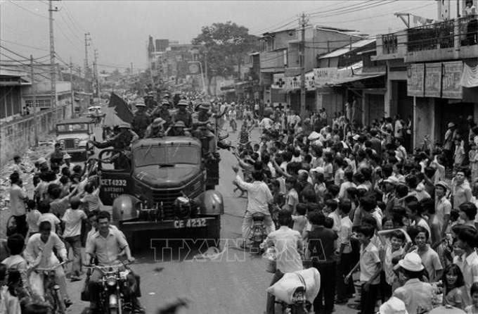 Trong ảnh: Nhân dân Sài Gòn đổ ra đường, nồng nhiệt chào đón Quân giải phóng tiến vào thành phố. Ảnh: Hứa Kiểm - TTXVN