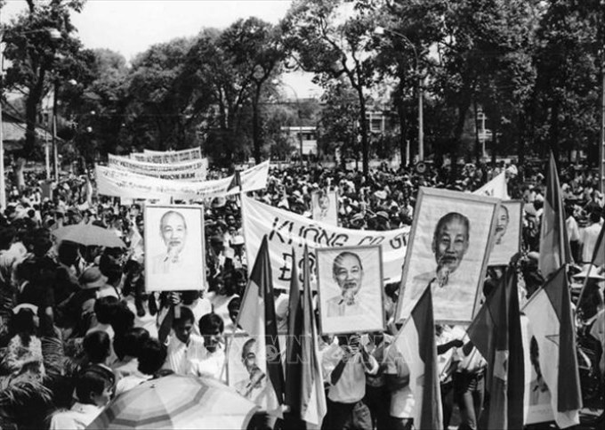 Trong ảnh: Nhân dân thành phố Sài Gòn mít tinh chào mừng Ủy ban Quân quản thành phố ra mắt, ngày 7/5/1975. Ảnh: Minh Lộc - TTXVN