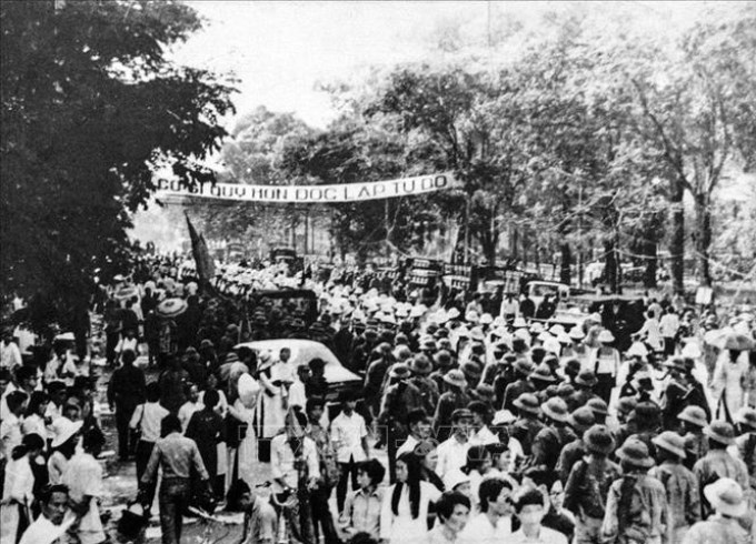 Trong ảnh: Sáng 15/5/1975, hàng triệu nhân dân Sài Gòn – Gia Định đổ về quảng trường trước trụ sở Ủy ban quân quản thành phố để dự Lễ mừng chiến thắng. Ảnh: TTXVN