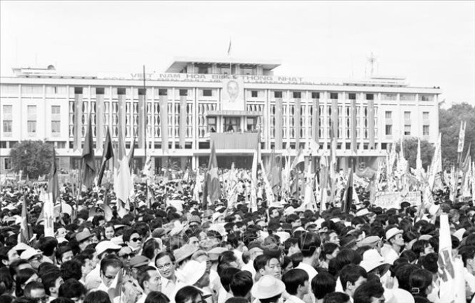 Trong ảnh: Nhân dân Sài Gòn tham gia cuộc mít tinh mừng Ủy ban Quân quản thành phố ra mắt, ngày 7/5/1975. Ảnh: Quang Thành – TTXVN