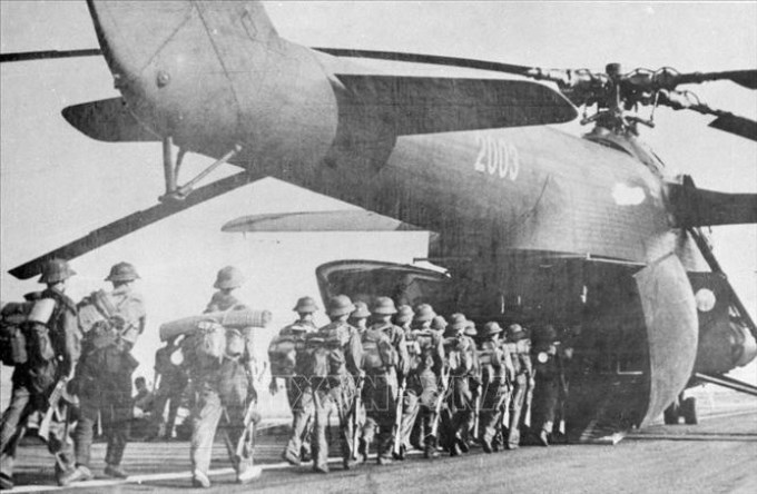 Trong ảnh: Bộ đội lên máy bay vận tải vào miền Nam tham gia chiến dịch Hồ Chí Minh, giải phóng Sài Gòn (tháng 4/1975). Ảnh: TTXVN