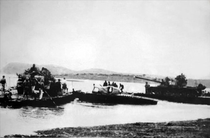 Trong ảnh: Xe tăng của Quân đoàn 1 vượt sông, chuẩn bị tham gia Chiến dịch Hồ Chí Minh, ngày 2/4/1975. Ảnh: Tư liệu/TTXVN phát