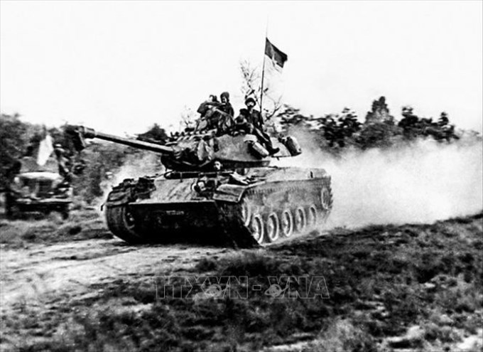Trong ảnh: Xe tăng của Trung đoàn 273, Quân đoàn 3 từ vùng đất thép Củ Chi tiến về sân bay Tân Sơn Nhất trong chiến dịch Hồ Chí Minh. Ảnh: Tư liệu/TTXVN phát