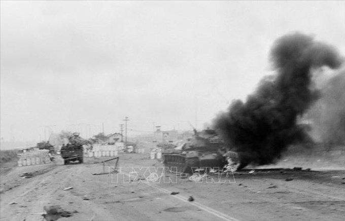 Trong ảnh: Trên đường tiến về Sài Gòn, quân ta tiêu diệt nhiều xe tăng, xe bọc thép của địch. Ảnh: Hoàng Thiểm – TTXVN