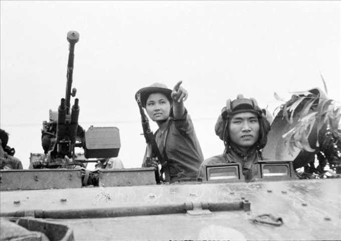 Trong ảnh: Lực lượng xe tăng Sư đoàn 10 (Quân đoàn 3) được nữ chiến sĩ biệt động Nguyễn Trung Kiên (Cao Thị Nhíp) dẫn đường, đánh chiếm sân bay Tân Sơn Nhất, ngày 30/4/1975. Ảnh: TTXVN