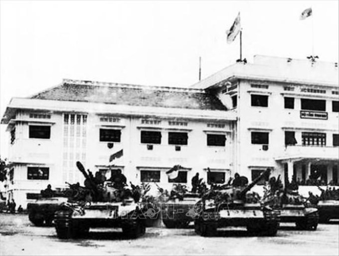 Trong ảnh: Đội hình xe tăng, xe thiết giáp của Trung đoàn xe tăng 273 cùng Trung đoàn 28, Sư đoàn 10 (Quân đoàn 3) đánh chiếm Bộ Tổng Tham mưu ngụy, trưa 30/4/1975. Ảnh: Tư liệu/TTXVN phát