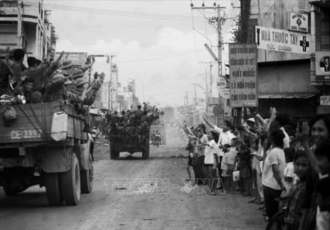 Trong ảnh: Nhân dân thành phố Biên Hòa đổ ra đường chào đón các chiến sĩ giải phóng. Ảnh: Lâm Hồng Long – TTXVN