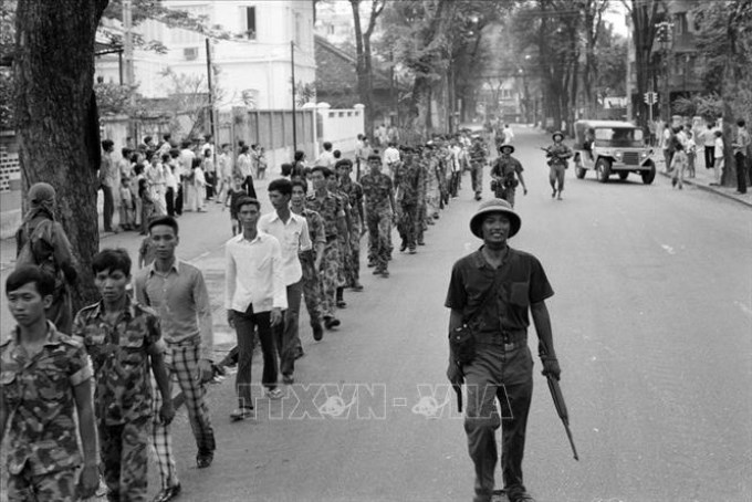 Trong ảnh: Dẫn giải tù binh ngụy trên đường phố Sài Gòn. Ảnh: Hoàng Thiểm – TTXVN
