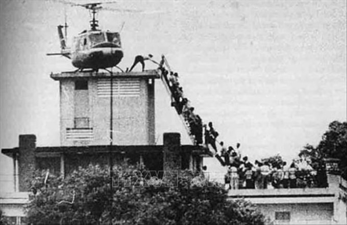 Trong ảnh: Người Mỹ rời khỏi Việt Nam bằng máy bay trực thăng trên nóc một tòa nhà cách sứ quán Mỹ ở Sài Gòn 500m, ngày 29/4/1975. Ảnh: Tư liệu/TTXVN phát