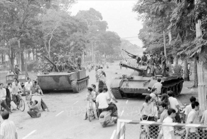 Trong ảnh: Quân giải phóng tiến vào trung tâm Sài Gòn qua ngả cầu Thị Nghè, sáng 30/4/1975. Ảnh: Quang Khanh – TTXVN