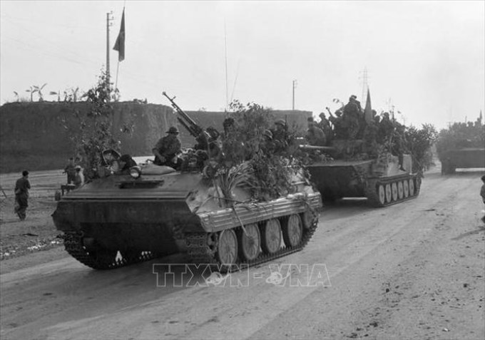 Trong ảnh: Lực lượng tăng-thiết giáp của cánh quân phía Đông Bắc quân giải phóng vượt xa lộ Biên Hòa, phát triển đánh thẳng về Sài Gòn sau khi tấn công tiêu diệt tập đoàn phòng ngự Biên Hòa. Ảnh: Vũ Tạo – TTXVN