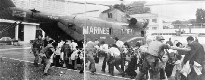 Trong ảnh: Trước sức tiến công mạnh mẽ của quân Giải phóng và nguy cơ thất bại hiển hiện, Mỹ tiến hành chiến dịch di tản người Mỹ và những người Việt có liên hệ bằng trực thăng khỏi Sài Gòn (chiến dịch Gió lốc - Frequent Wind), bắt đầu từ sáng 29/4 và chấm dứt vào sáng sớm ngày 30/4/1975. Trong vòng gần 20 tiếng đồng hồ, đã có hơn 7.800 người được di tản khỏi Sài Gòn và cuộc di tản này đã trở thành một thảm họa đen trong lịch sử, một hình ảnh về sự thất bại toàn diện của Mỹ trong cuộc chiến tranh tại Việt Nam. Ảnh: Tư liệu TTXVN