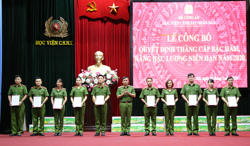 Thiếu tướng, GS.TS Nguyễn Đắc Hoan - Phó Giám đốc Học viện trao quyết định cho các đồng chí được thăng cấp bậc hàm, nâng bậc lương năm 2020