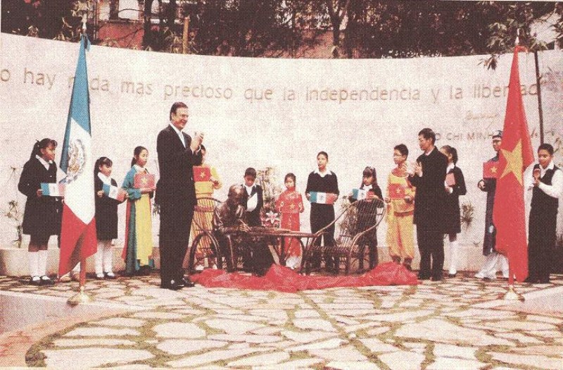 Tượng đài Chủ tịch Hồ Chí Minh đặt trong Công viên “Tự do cho các dân tộc” tại Trung tâm lịch sử của Thủ đô Mêhicô, ảnh Lễ khánh thành ngày 16/1/2009. (Nguồn: Bảo tàng Hồ Chí Minh)
