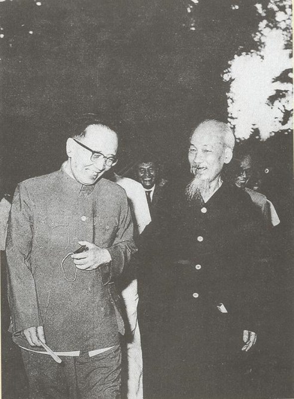 Chủ tịch Hồ Chí Minh tiếp nhà thơ, nhà phê bình văn học Trung Quốc Quách Mạc Nhược, tháng 7/1964. (Nguồn: Khu di tích Hồ Chí Minh tại Phủ Chủ tịch)