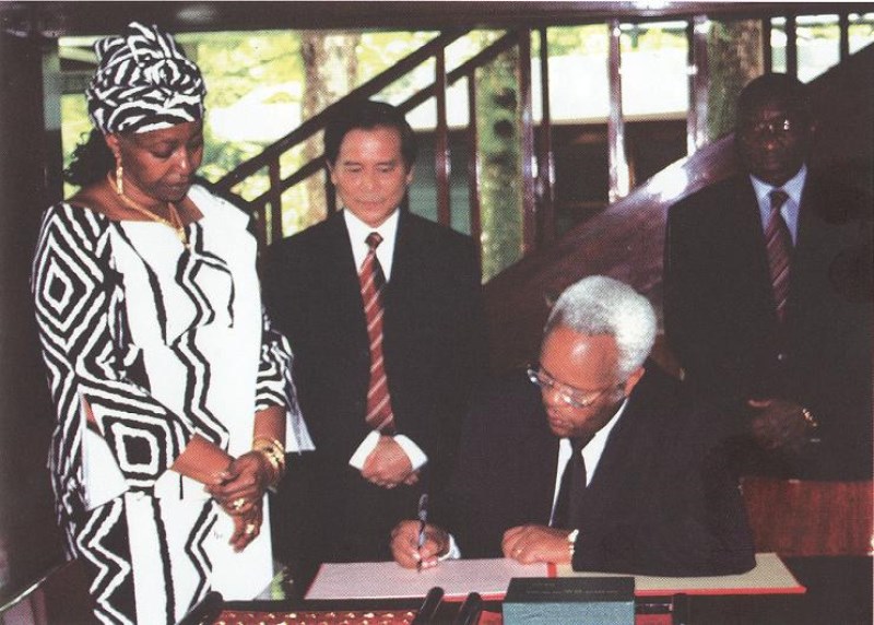 Thủ tướng nước Cộng hòa Thống nhất Tazania Edward Ngoyai Lowassa và phu nhân lưu bút tại Khu di tích Hồ Chí Minh tại Phủ Chủ tịch, ngày 6/9/2006. (Nguồn: Khu di tích Hồ Chí Minh tại Phủ Chủ tịch)