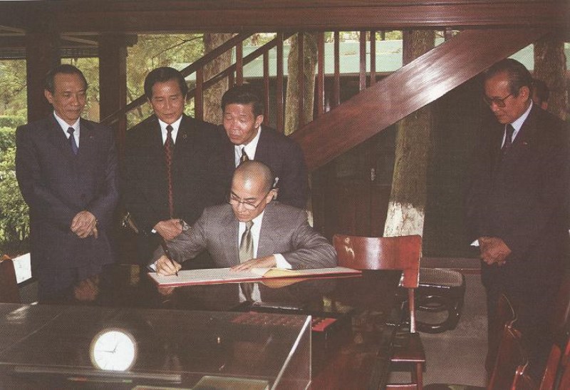 Quốc vương Campuchia Nodorom Shihamoni lưu bút tại Khu di tích Hồ Chí Minh tại Phủ Chủ tịch, ngày 18/3/2006. (Nguồn: Khu di tích Hồ Chí Minh tại Phủ Chủ tịch)