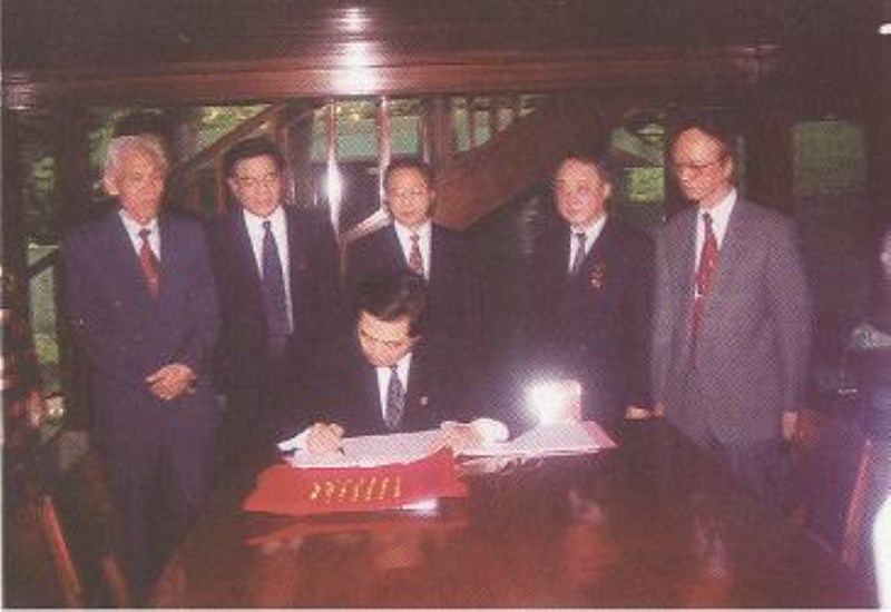 Phó Chủ tịch nước Cộng hòa nhân dân Trung Hoa Hồ Cẩm Đào lưu bút tại Khu di tích Hồ Chí Minh tại Phủ Chủ tịch, ngày 17/4/2001. (Nguồn: Khu di tích Hồ Chí Minh tại Phủ Chủ tịch)