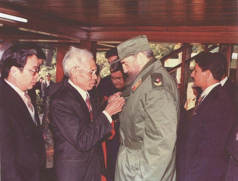 Chủ tịch Cu Ba Phiđen Cátxtơrô thăm Khu di tích Hồ Chí Minh tại Phủ Chủ tịch, ngày 9/12/1995. (Nguồn: Khu di tích Hồ Chí Minh tại Phủ Chủ tịch)