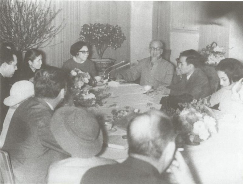 Chủ tịch Hồ Chí Minh cùng các thiếu nhi dũng sĩ miền Nam gặp gỡ Đoàn đại biểu Viện Hữu nghị các dân tộc Cuba trong Khu Phủ Chủ tịch, tháng 2/1969. (Nguồn: Khu di tích Hồ Chí Minh tại Phủ Chủ tịch)