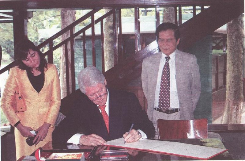Cựu Tổng thống Mỹ Bill Clinton ghi cảm tưởng tại Nhà sàn Bác Hồ, ngày 6/12/2006. (Nguồn: Khu di tích Hồ Chí Minh tại Phủ Chủ tịch)