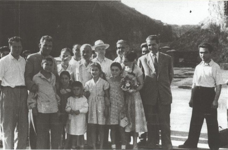 Chủ tịch Hồ Chí Minh với cán bộ và các cháu thiếu nhi nhà máy thủy điện ở Ácmênia, trong chuyến đi thăm và nghỉ tại Liên Xô, ngày 22/7/1959. (Nguồn: Tài liệu lưu trữ Bộ Ngoại giao)
