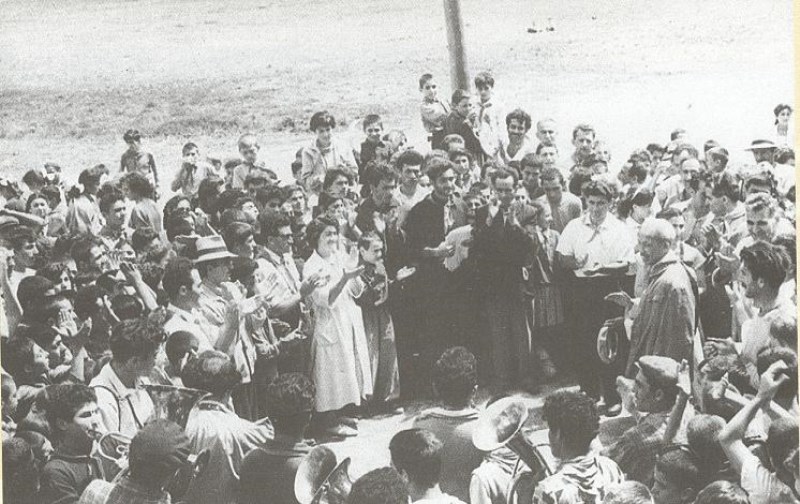 Chủ tịch Hồ Chí Minh thăm trại hè của thiếu nhi con em cán bộ công nhân ngành thực phẩm Ácmênia (Liên Xô), ngày 22/7/1959. (Nguồn: Tài liệu lưu trữ Bộ Ngoại giao)