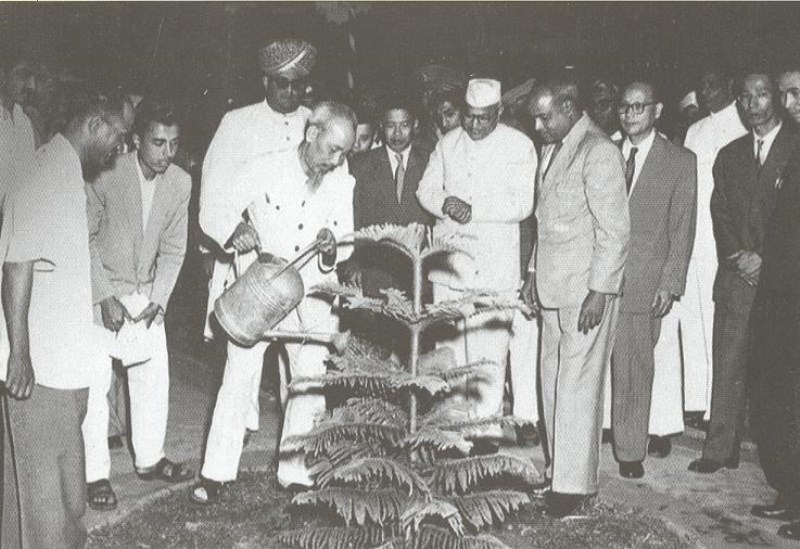 Chủ tịch Hồ Chí Minh trồng cây ở Bangalo (Ấn Độ) trong chuyến thăm Ấn Độ, ngày 11/2/1958. (Nguồn: Tài liệu lưu trữ Bộ Ngoại giao)