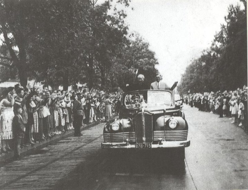 Chủ tịch Hồ Chí Minh vẫy chào nhân dân Thủ đô Vácxava (Ba Lan) đón chào Người sang thăm Ba Lan, tháng 7/1957. (Nguồn: Tài liệu lưu trữ Bộ Ngoại giao)