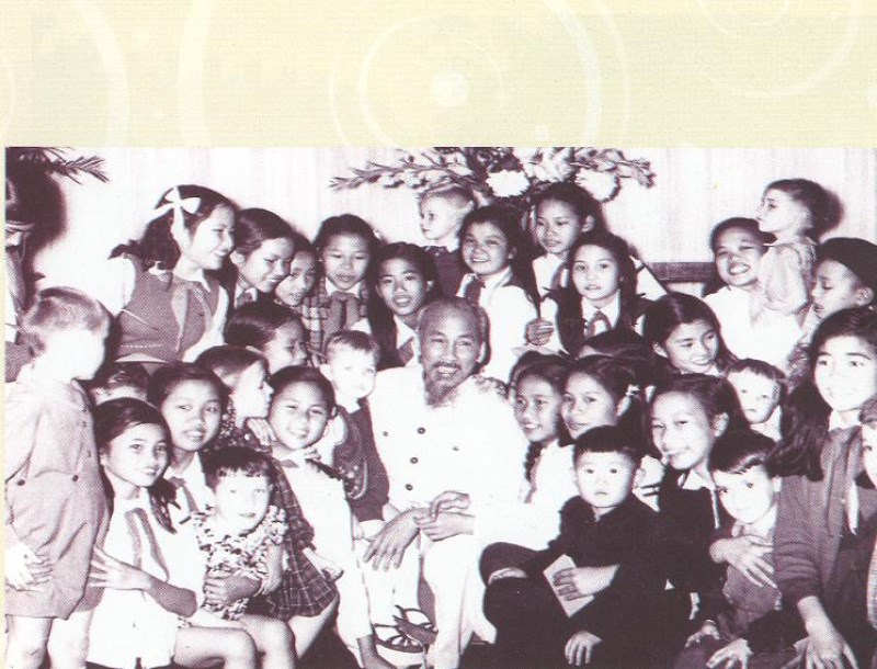 Chủ tịch Hồ Chí Minh cùng các cháu thiếu nhi Việt Nam và Quốc tế vui đón năm mới tại Hà Nội, tháng 12/1955. (Nguồn: Khu di tích Hồ Chí Minh tại Phủ Chủ tịch)