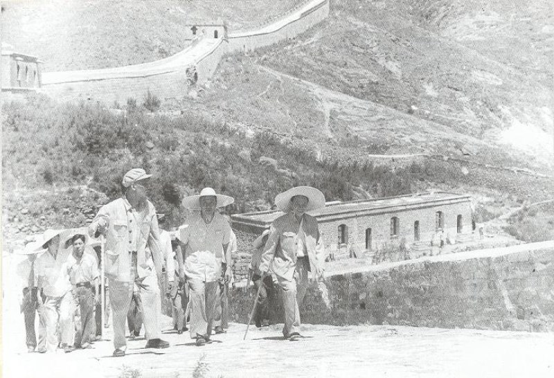 Chủ tịch Hồ Chí Minh thăm Kỳ quan Vạn lý trường thành, Trung Quốc, tháng 7/1955. (Nguồn: Khu di tích Hồ Chí Minh tại Phủ Chủ tịch)