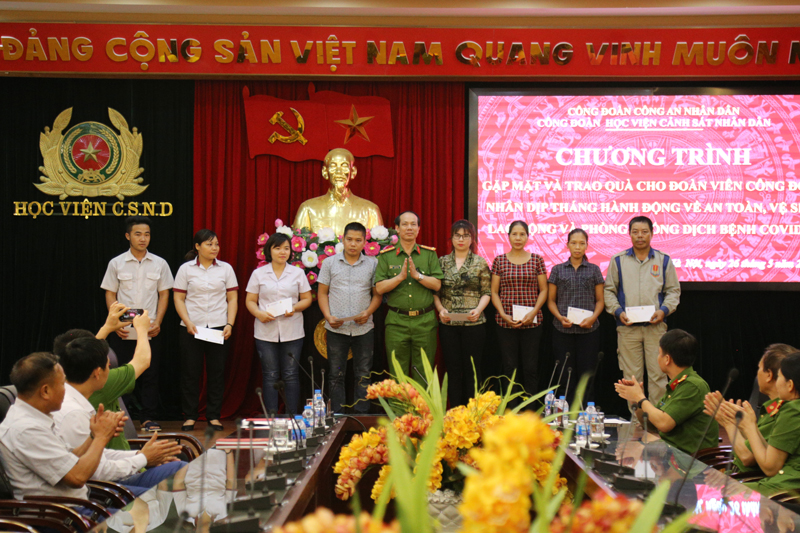 Đại tá, TS Trần Quang Huyên, Phó Giám đốc Học viện trao quà của Công đoàn Bộ Công an cho các đoàn viên công đoàn