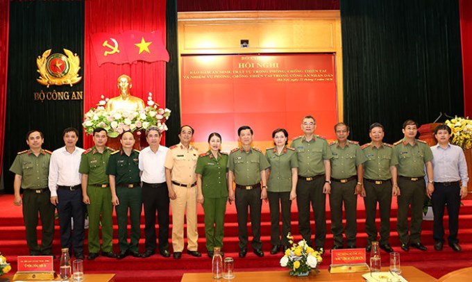 Thứ trưởng Nguyễn Văn Sơn cùng đại biểu tham dự hội nghị